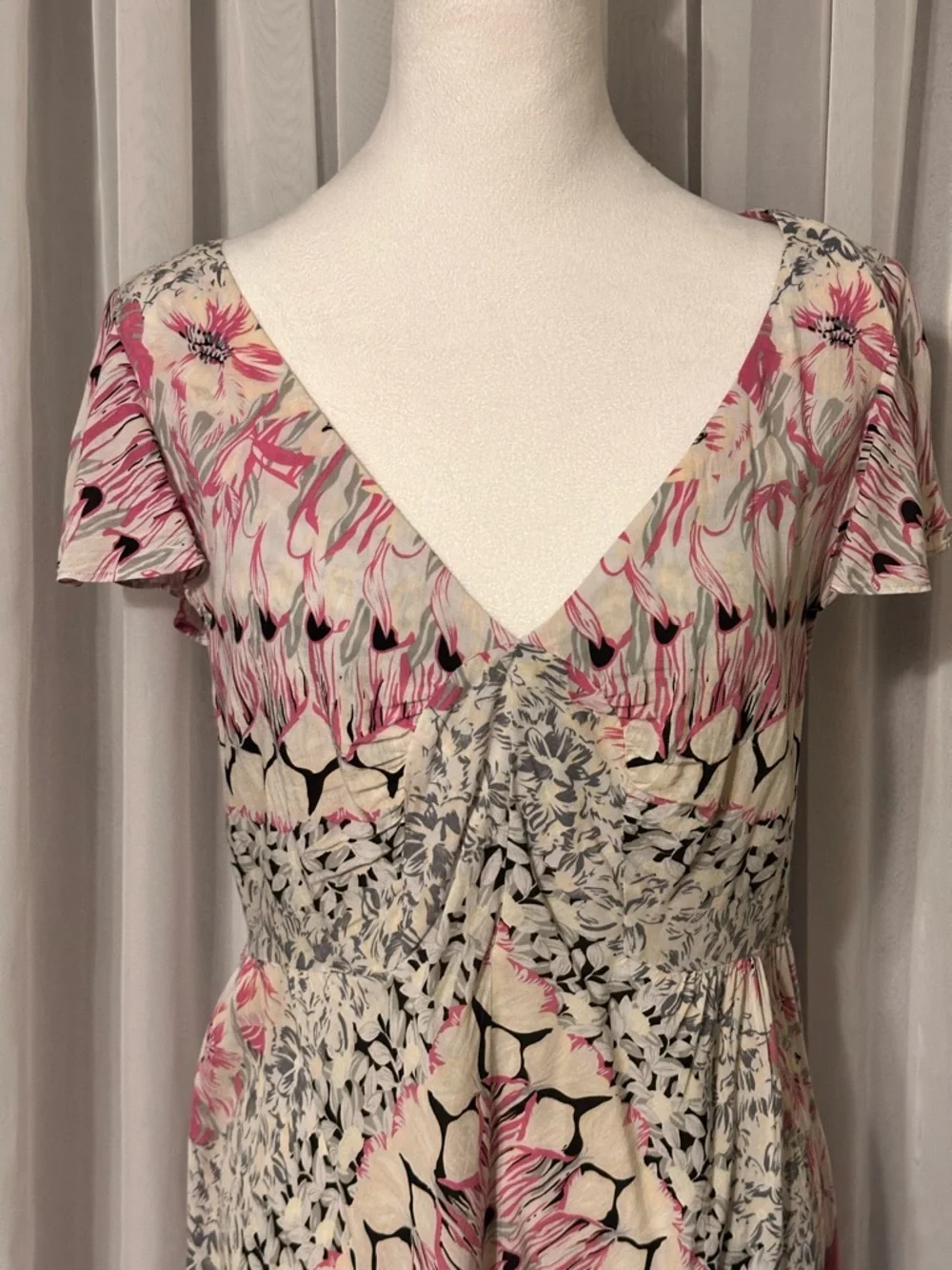 Free People Floral Pink Cream Black V-Neck Flutter Sleeve Dress Size 10 - Picture 2 of 11
